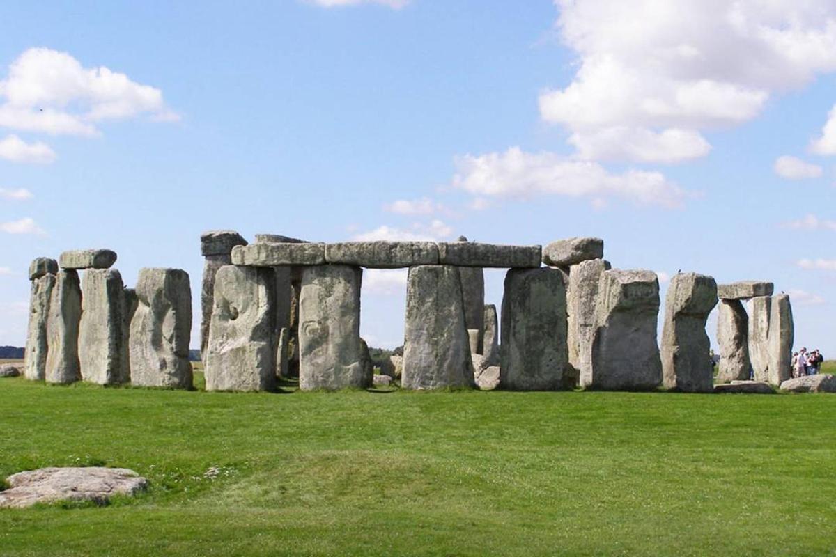 vana Stonehenge'i monument rohuväljal