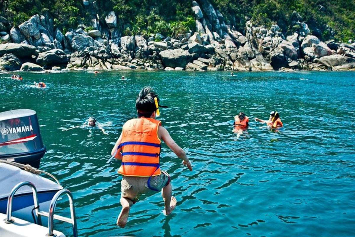 eine Gruppe von Menschen, die im Wasser schwimmen