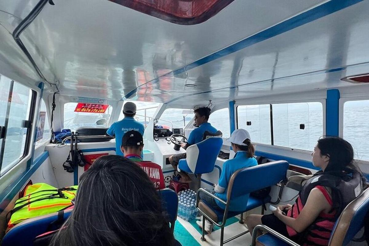 eine Gruppe von Menschen sitzt in einem Bus