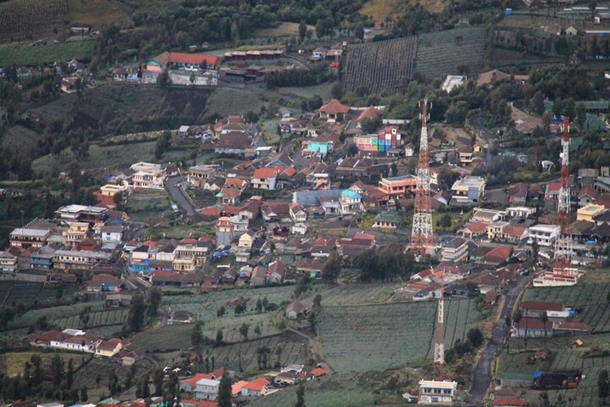 uma cidade no topo de uma colina com casas