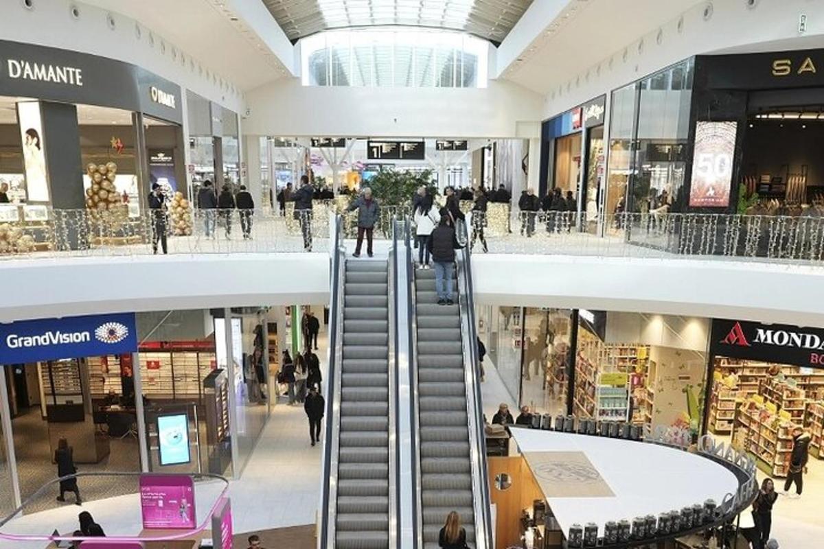 nákupní centrum s eskalátorem uprostřed