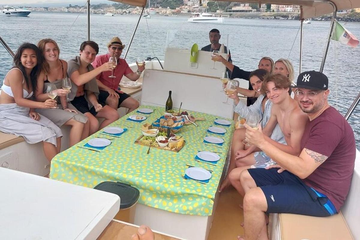 skupina lidí sedících kolem stolu na lodi