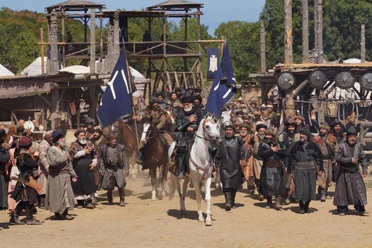 un gruppo di uomini in abiti medievali a cavallo