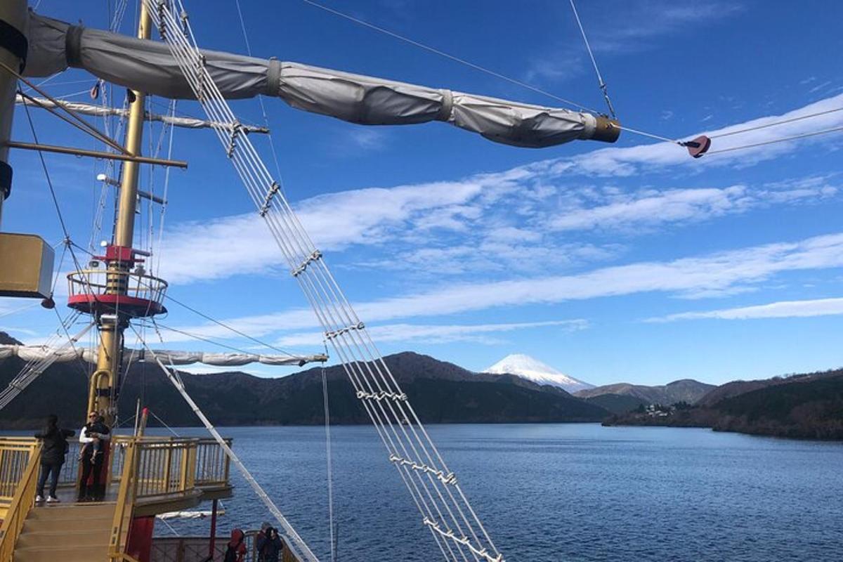 una vista d'un creuer en una massa d'aigua