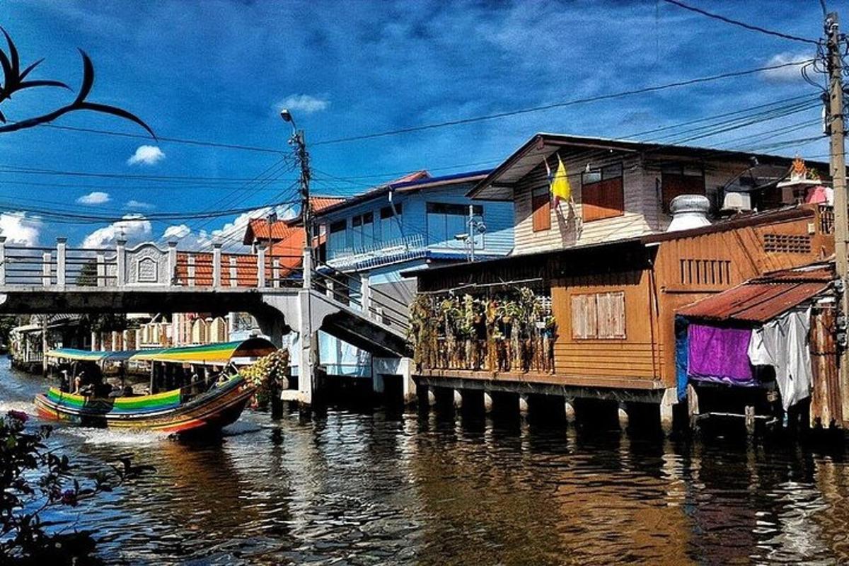 Un barco está atracado junto a un edificio en el agua.