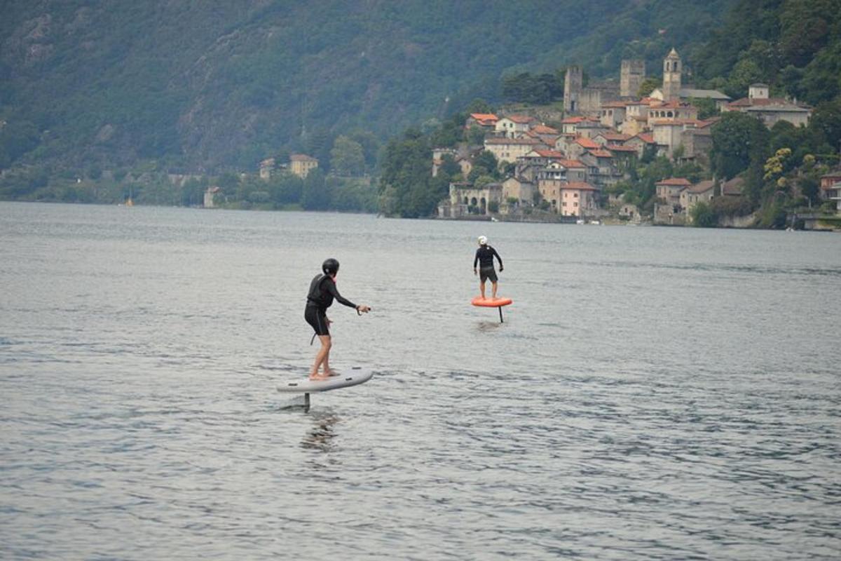 twee mensen staan op surfplanken in het water