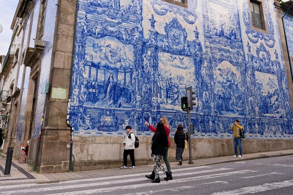 une femme sur un scooter devant un mur bleu