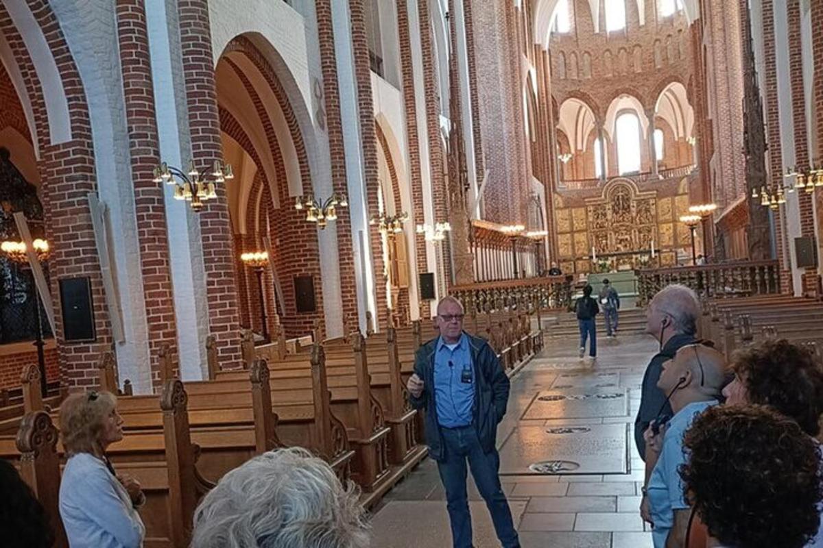 un grup de persones dempeus en una església