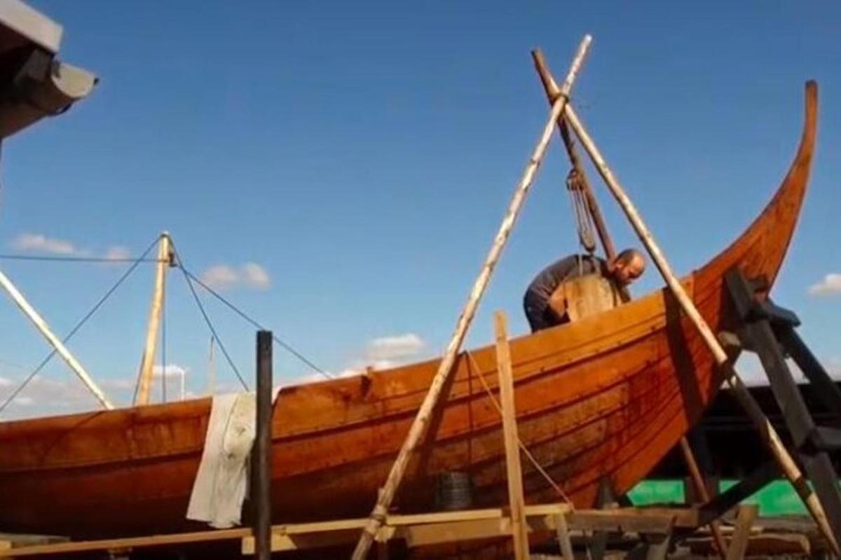 una barca di legno appoggiata su un molo