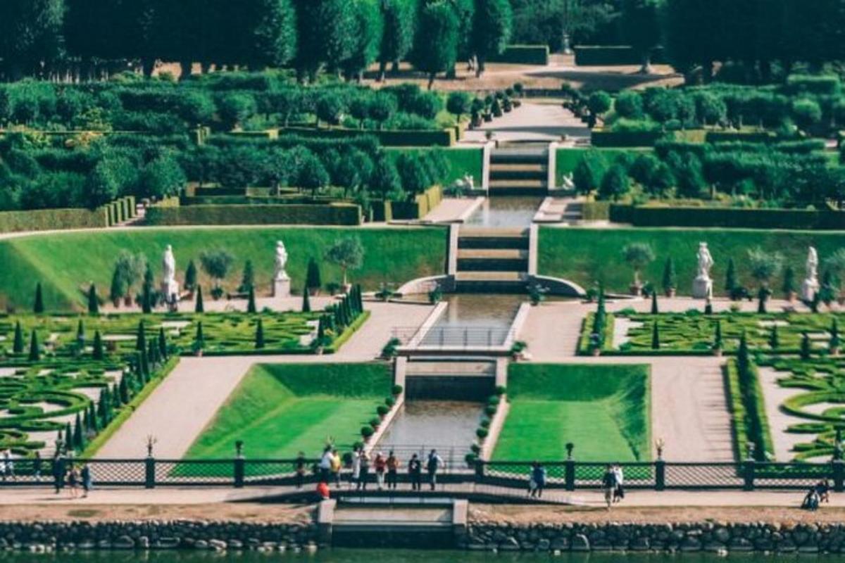 una vista di un giardino con persone che camminano intorno