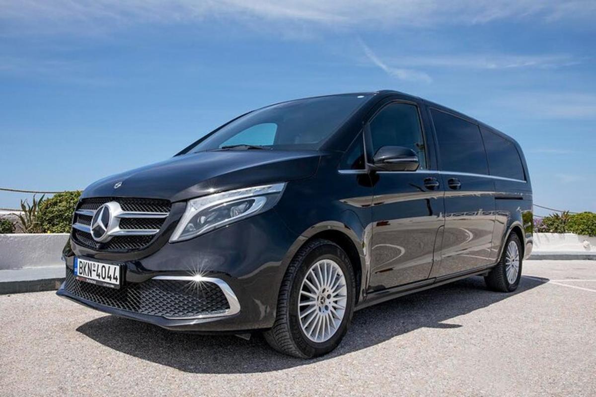 sebuah van mercedes benz hitam diletakkan di tempat letak kereta