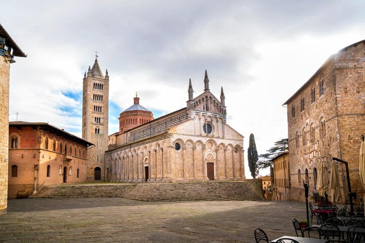 um edifício antigo com duas torres e uma igreja