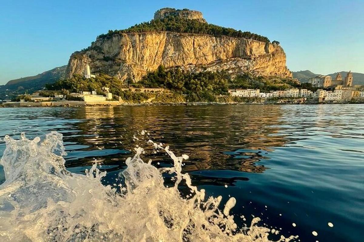 θέα ενός βουνού στο νερό