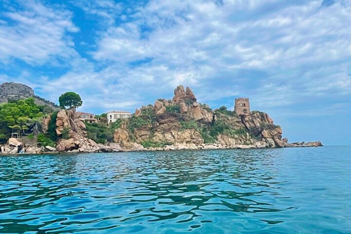 μια θέα ενός νησιού στη μέση του νερού