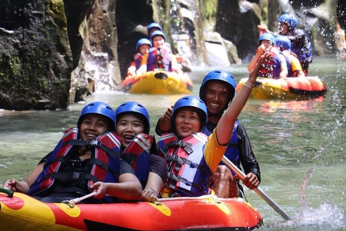 un grup de oameni care fac rafting pe un râu