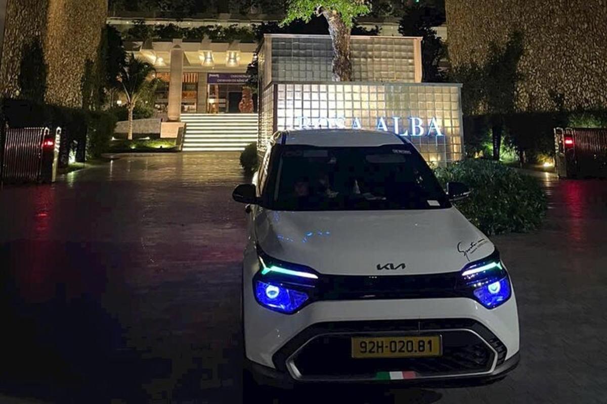 parklas pargitud valge auto siniste tuledega