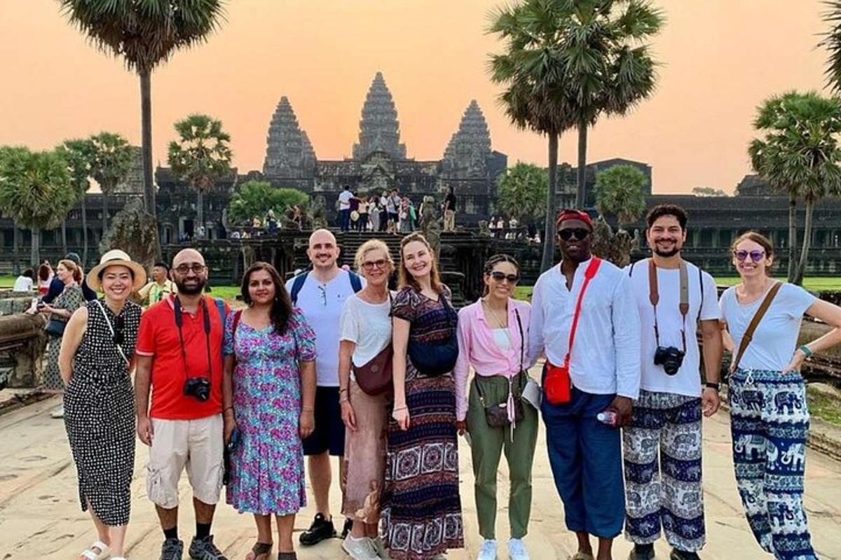un gruppo di persone in piedi davanti a un tempio