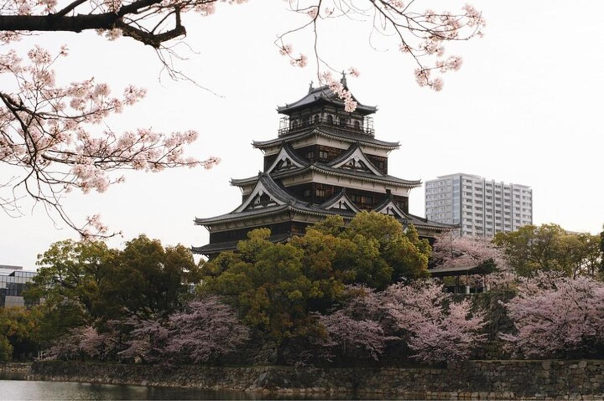 Una pagoda en medio de una ciudad con árboles akura.