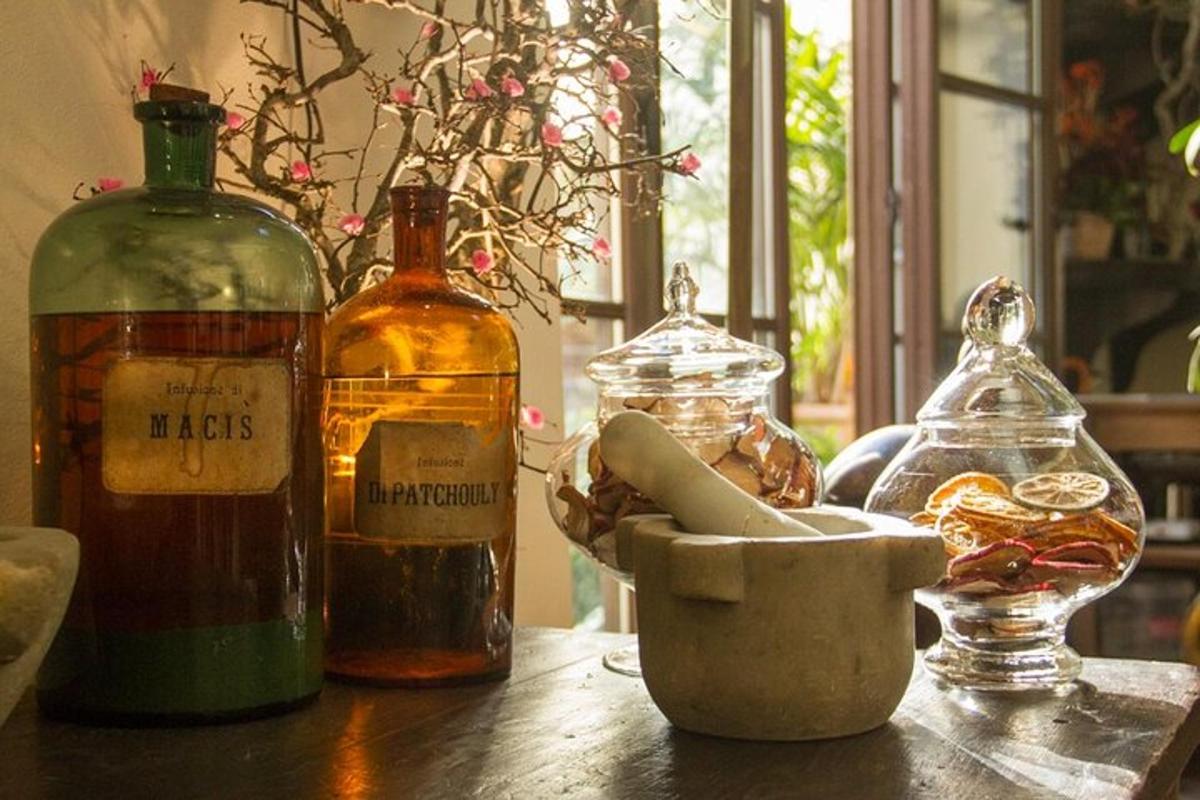một cái bàn có chai rượu và một bát thức ăn