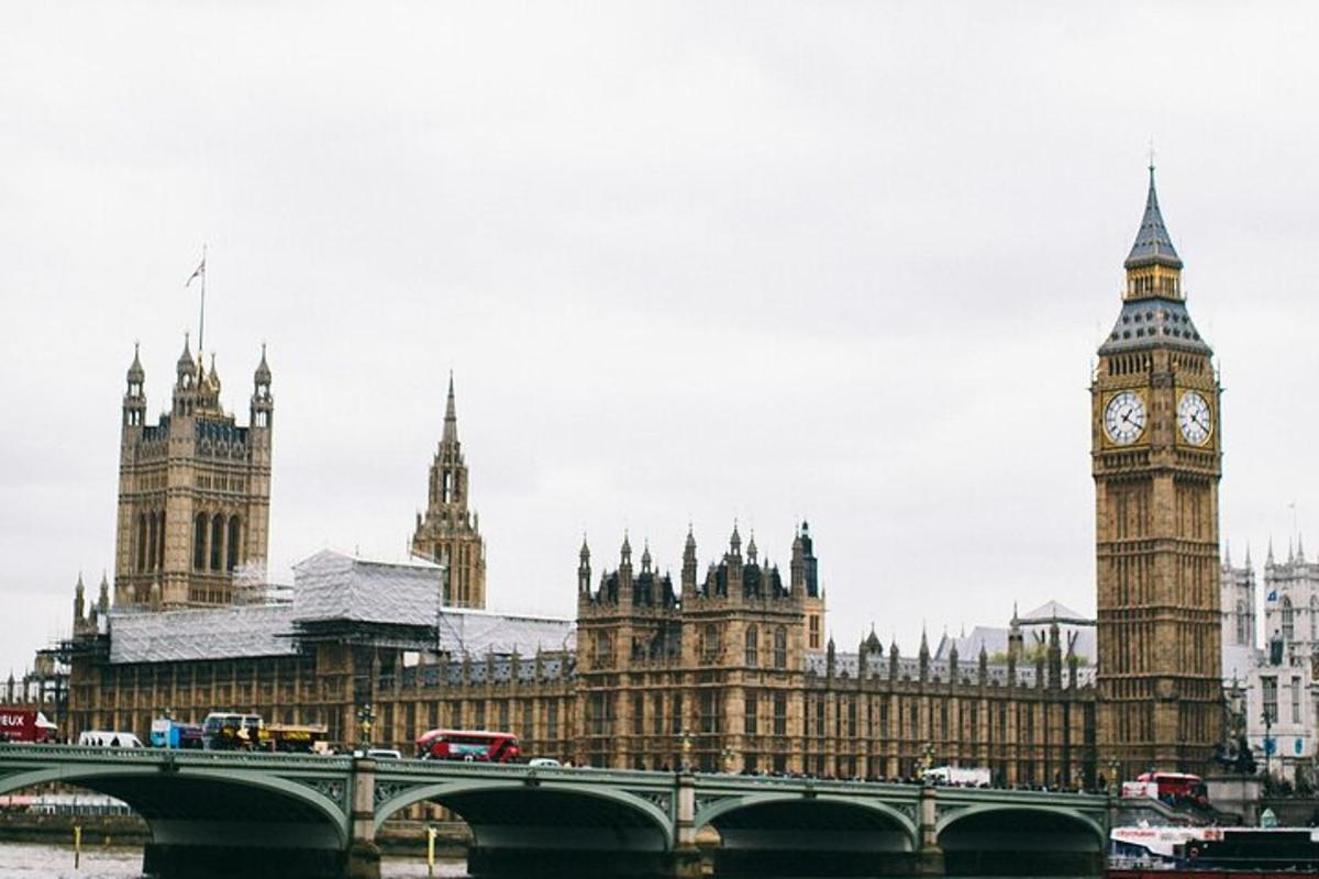 ein großes Gebäude mit einem Uhrenturm und Big Ben