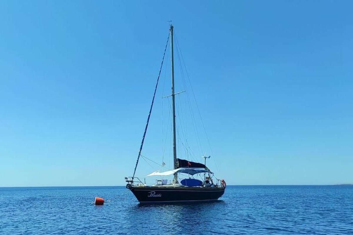 jadrnica sredi oceana