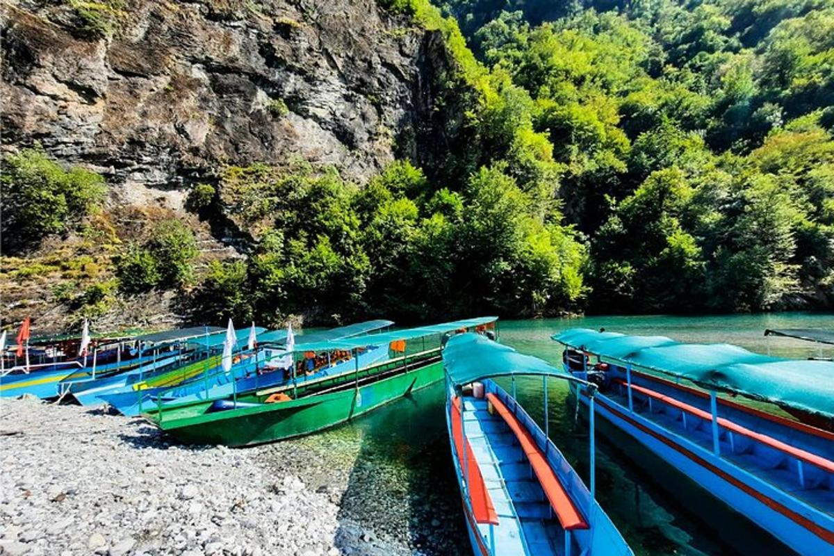 sekumpulan bot yang diletakkan di tepi sungai