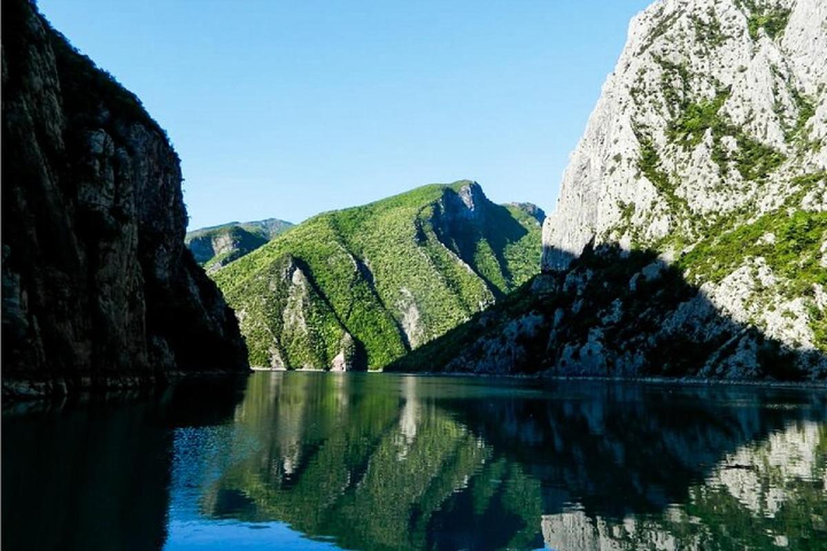 una vista de un lago entre dos montañas