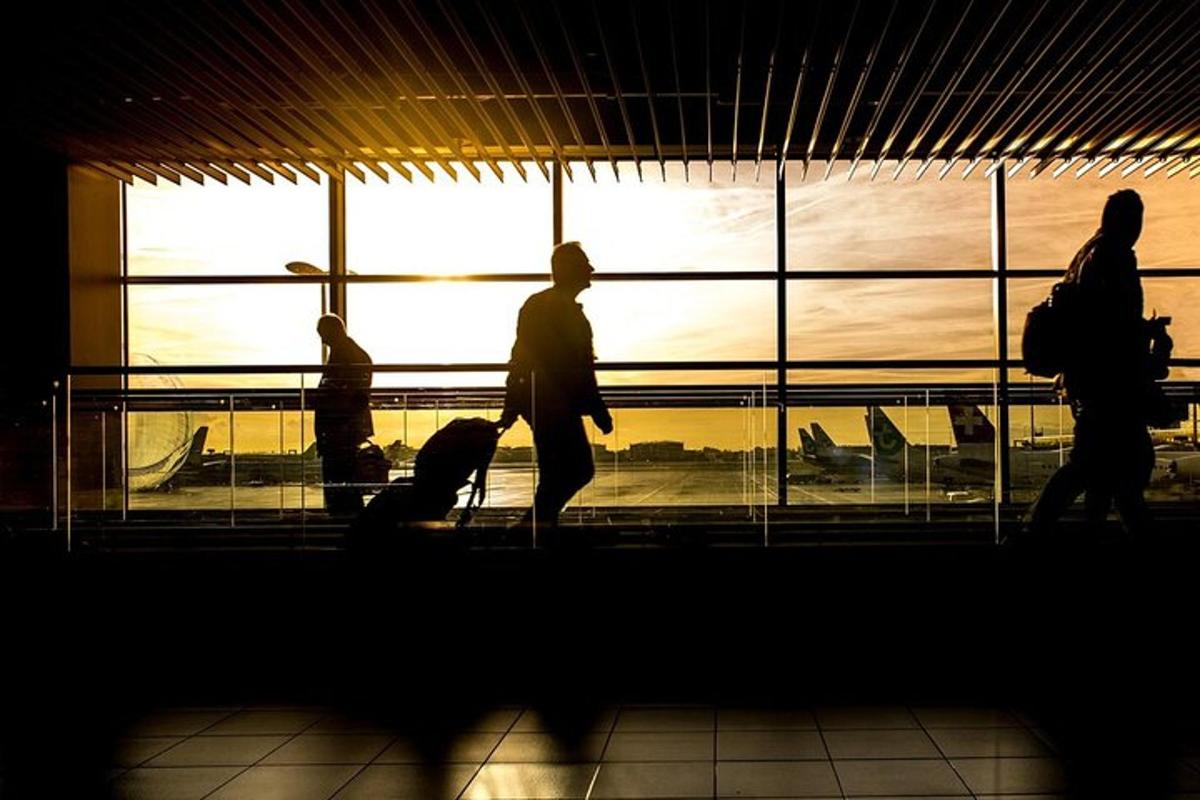 hópur fólks á gangi í flugstöð
