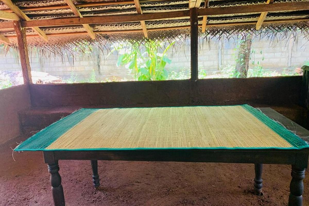 meja hijau di hadapan tingkap