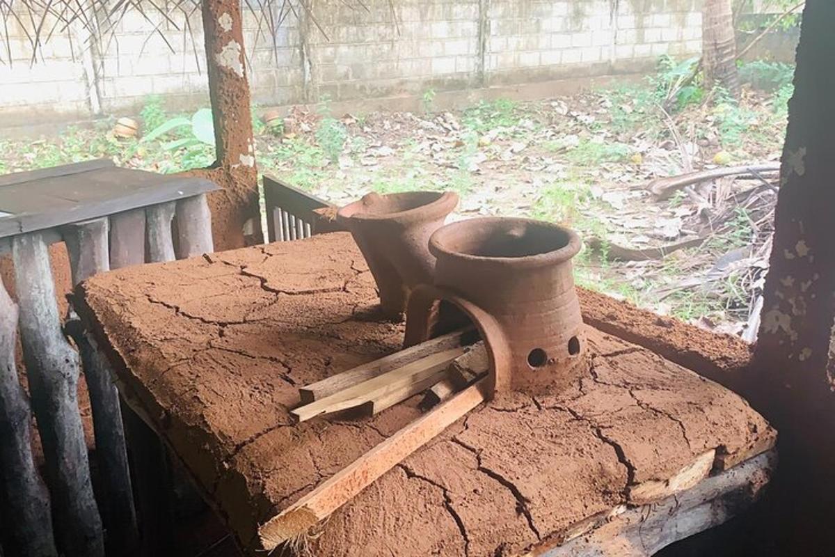 dua periuk tanah liat duduk di atas tingkap