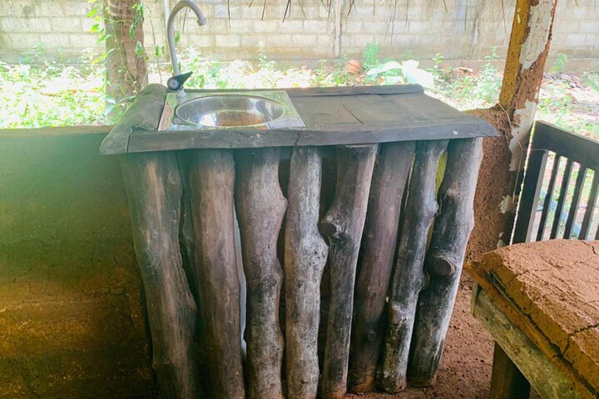 singki duduk di sudut taman