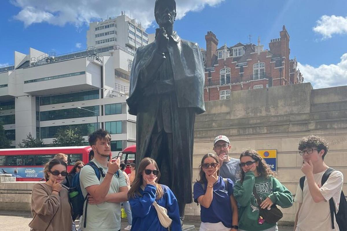 un gruppo di persone in piedi davanti a una statua