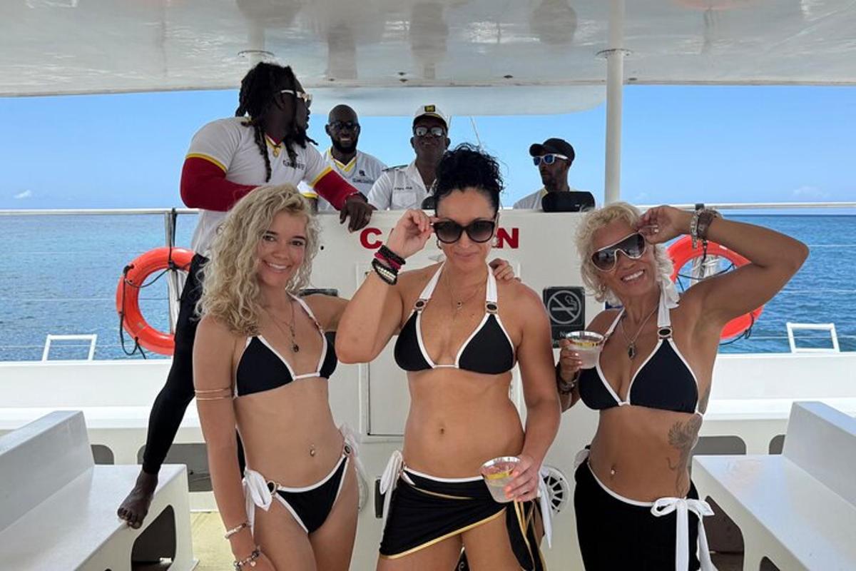 en grupp kvinnor i bikini på en båt