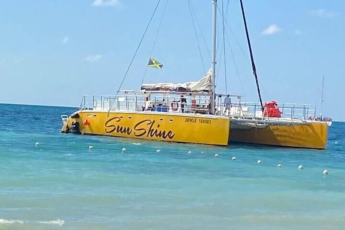 en gul båt som sitter i vattnet nära stranden