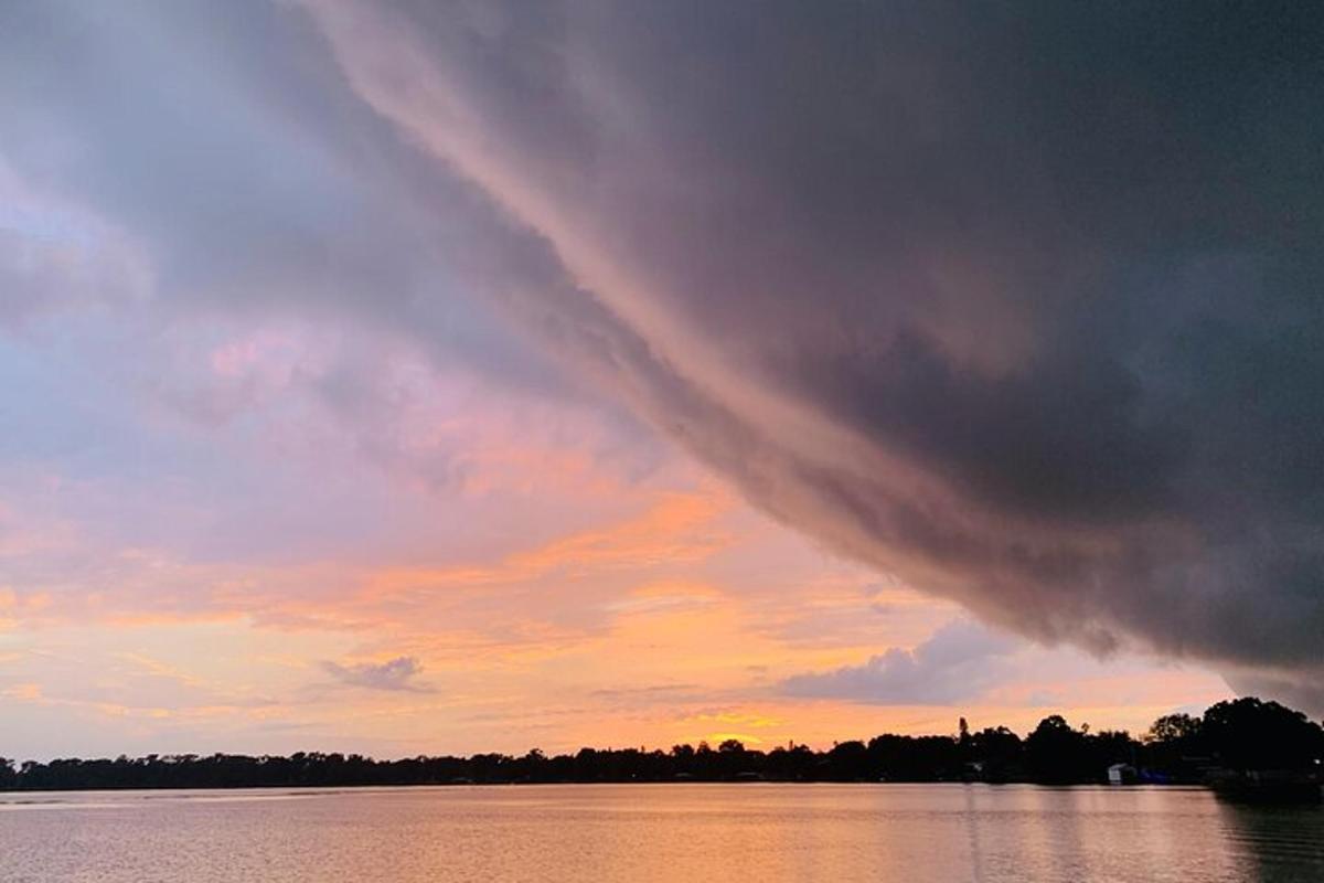 un cielo nuvoloso sopra uno specchio d'acqua al tramonto