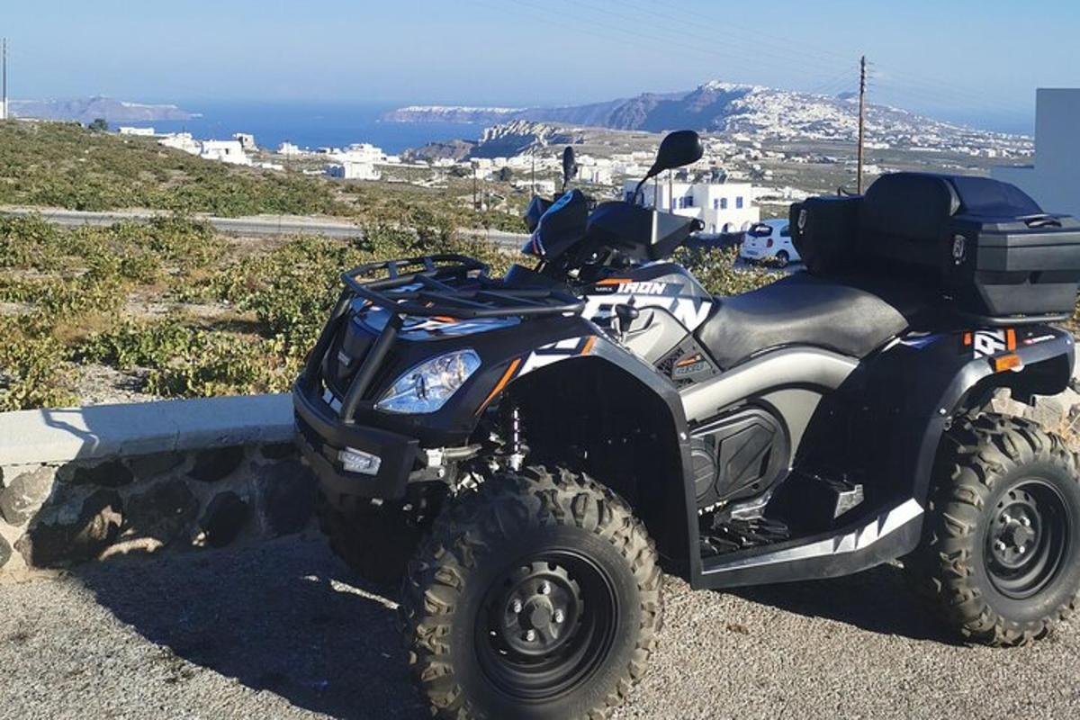 egy domboldalon parkoló ATV