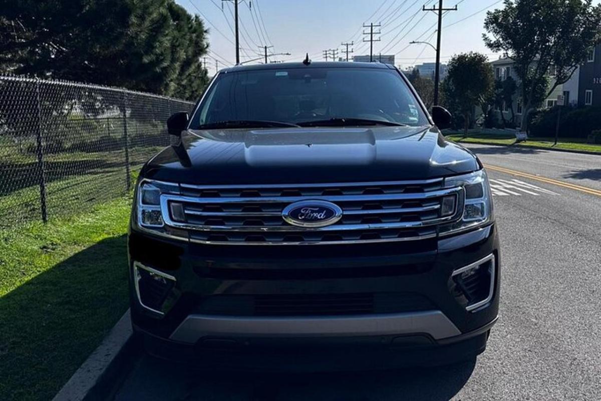 un camion Ford garé sur le bord d'une route