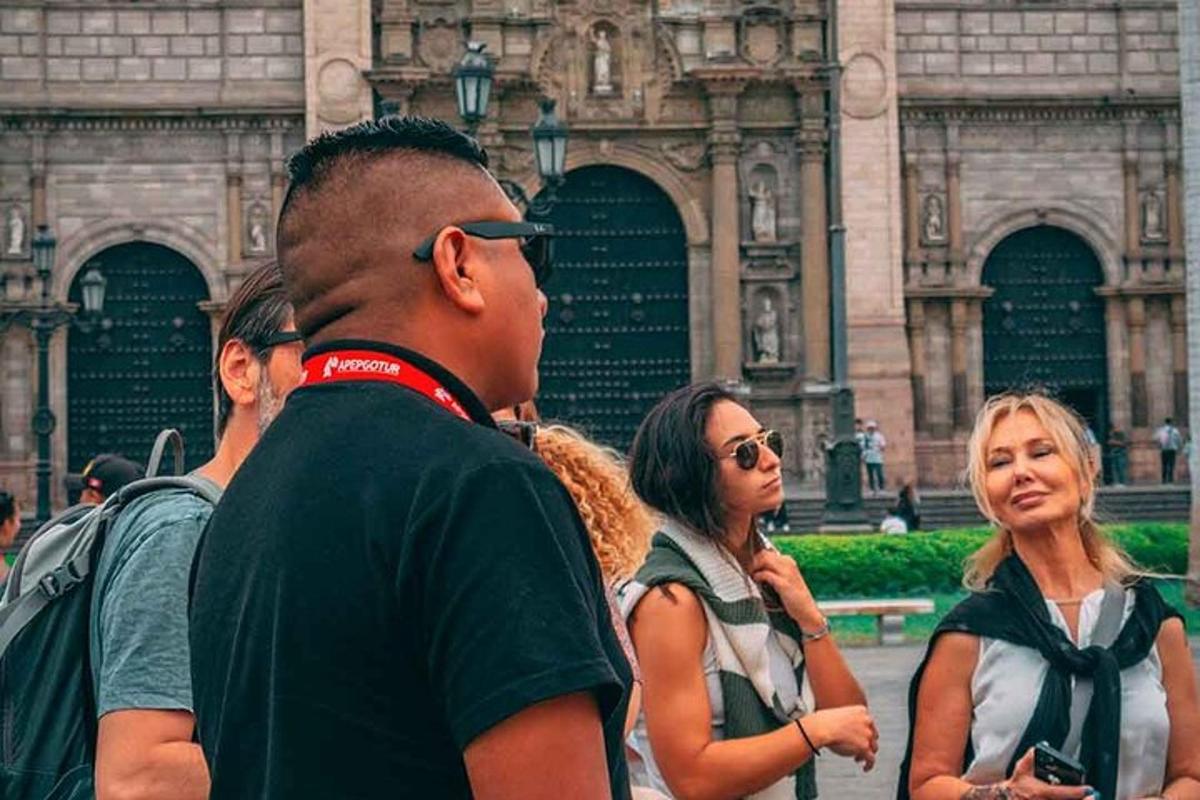 Un grupo de personas de pie frente a un edificio.