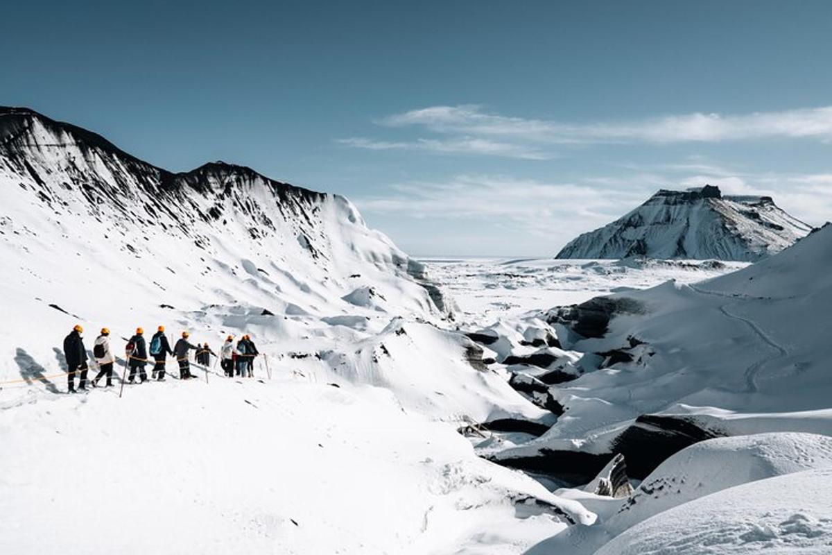 hópur fólks á skíðum á snæviþöktum fjalli