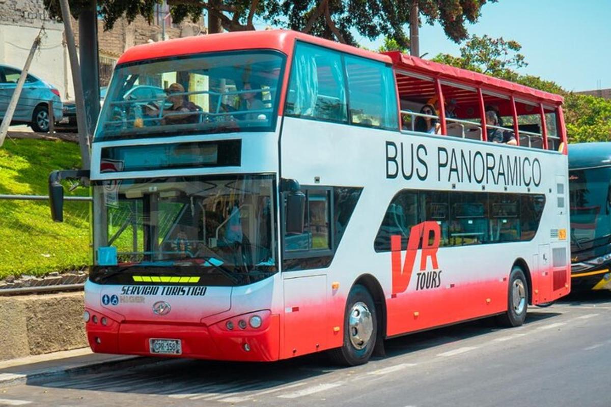 rdeče-bel dvonadstropni avtobus, ki vozi po ulici