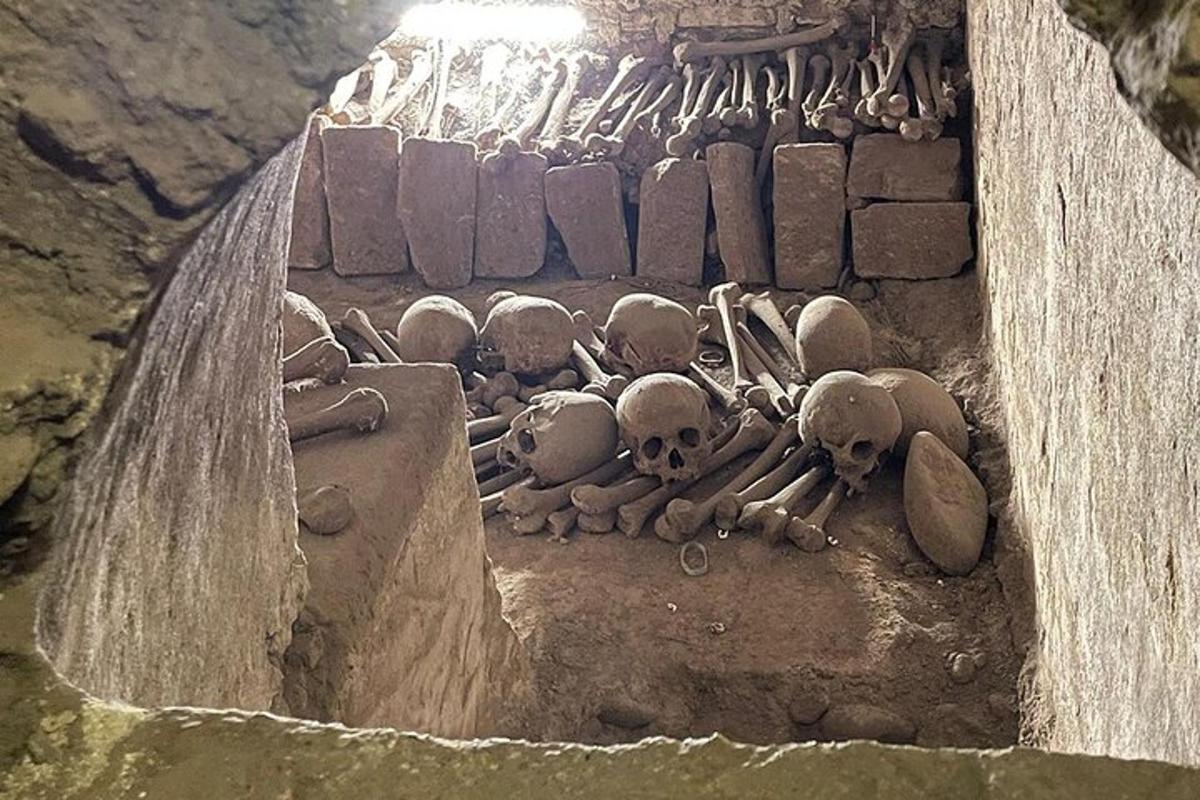 skalní útvar s lebkami a kostlivci