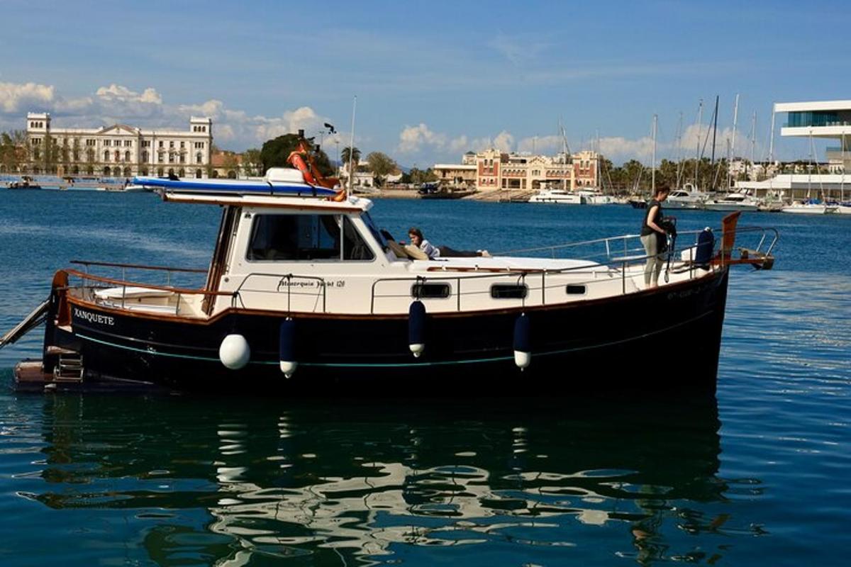 чамац је усидрен у води