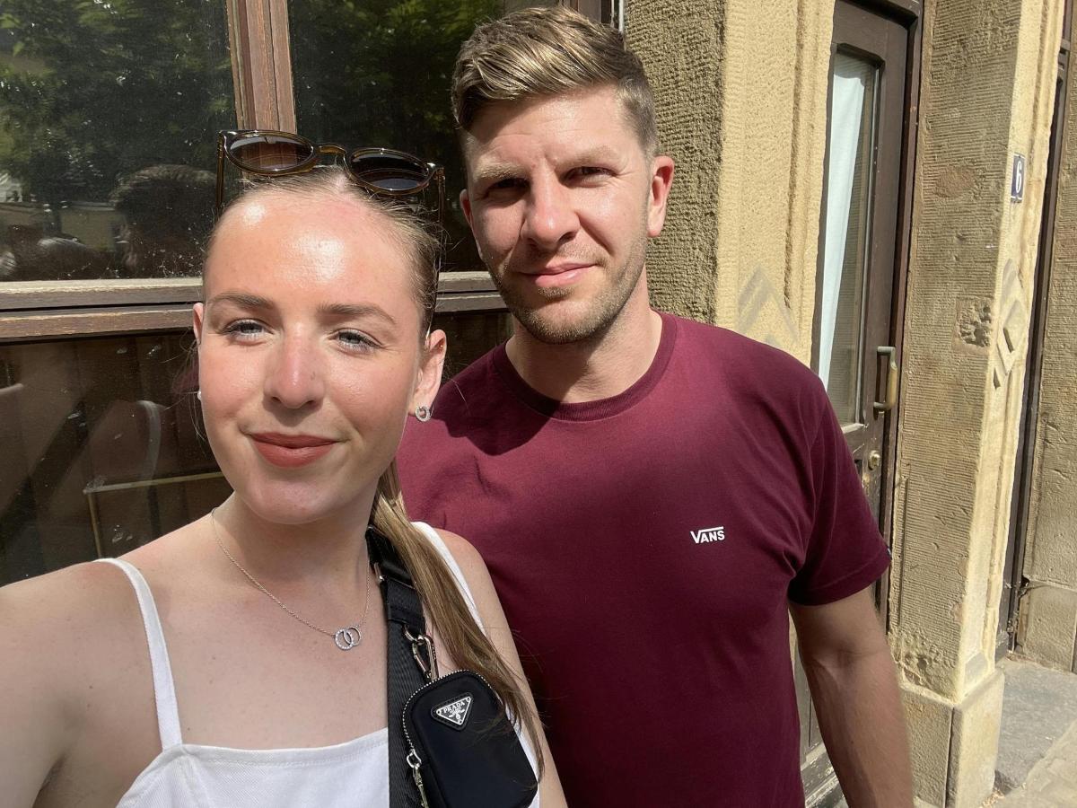 egy férfi és egy nő áll egymás mellett