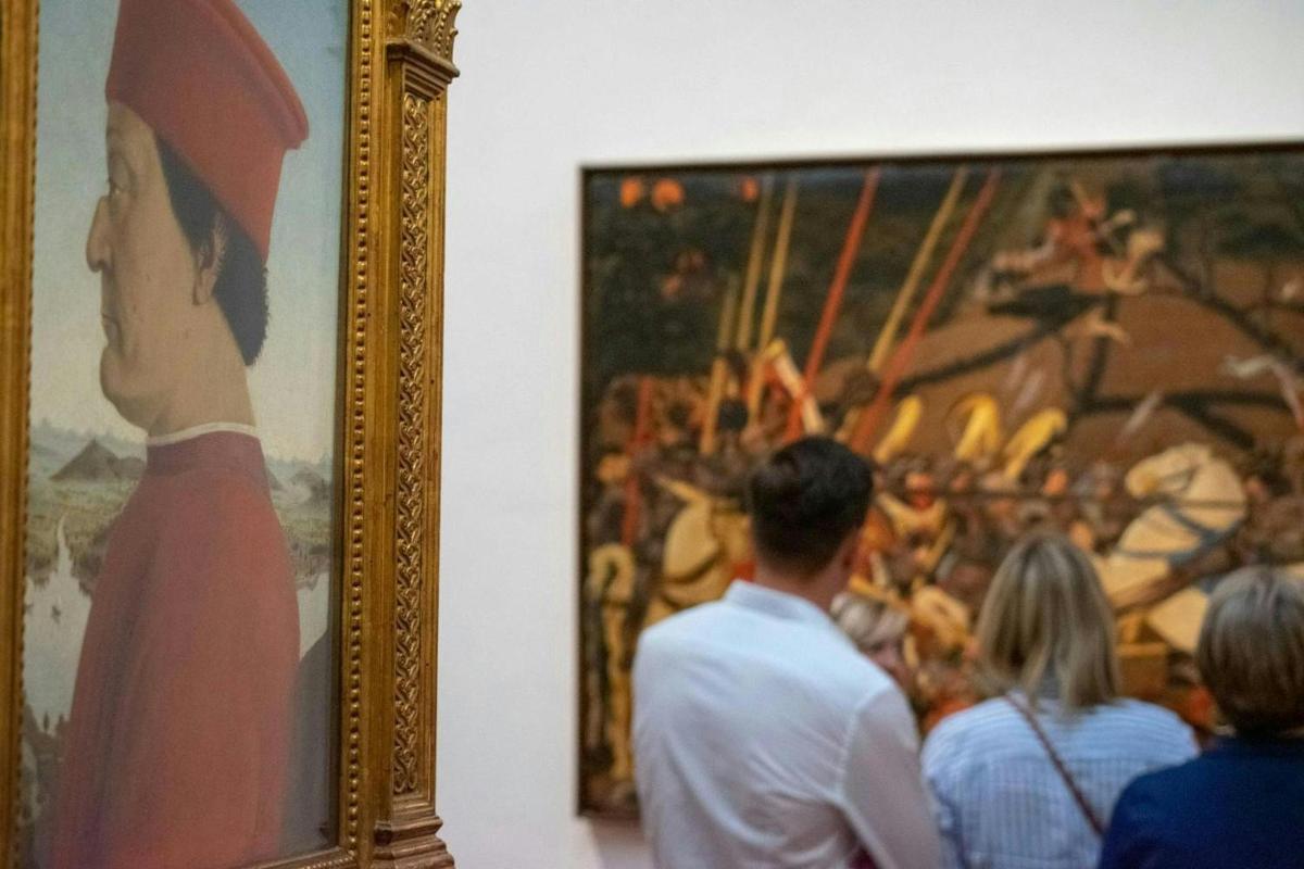 grupa ludzi oglądająca obraz w muzeum