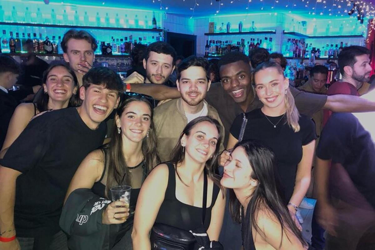 grupp inimesi, kes poseerivad peol pildi jaoks