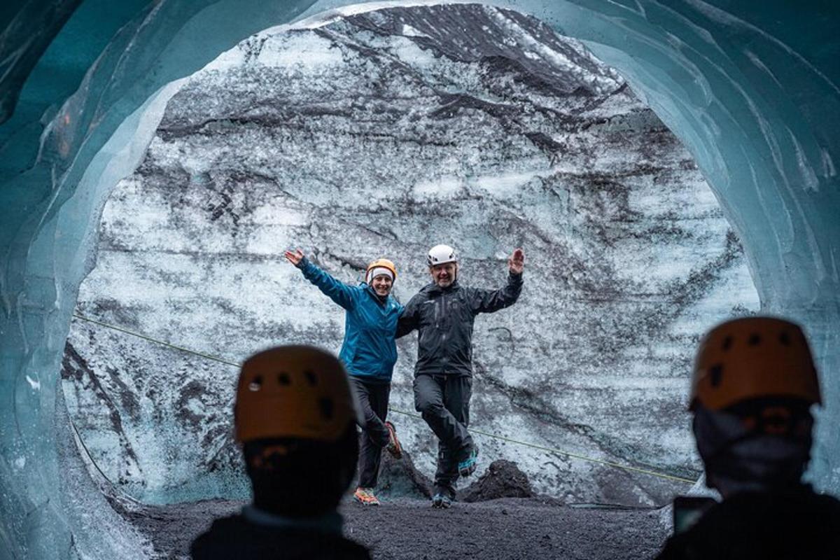 dva lidé skáčou v tunelu