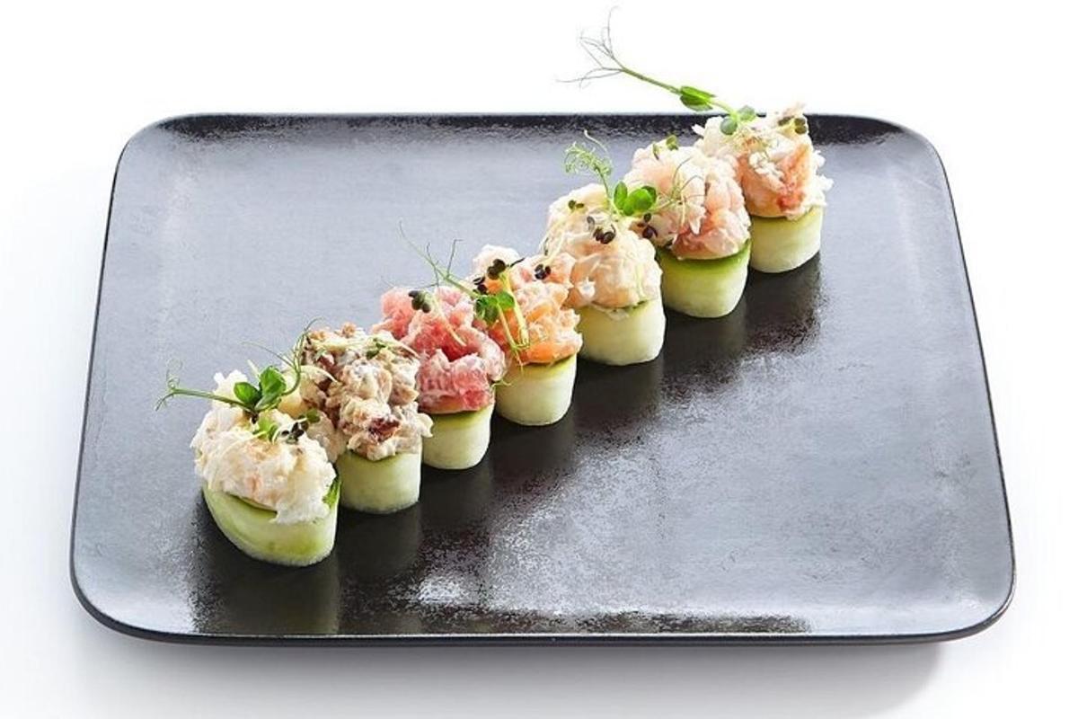 uma bandeja com um monte de aperitivos