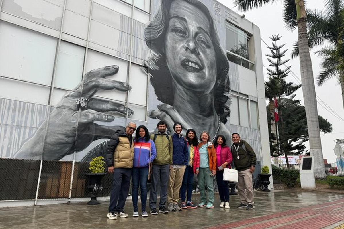 isang grupo ng mga tao na nakatayo sa harap ng isang gusali