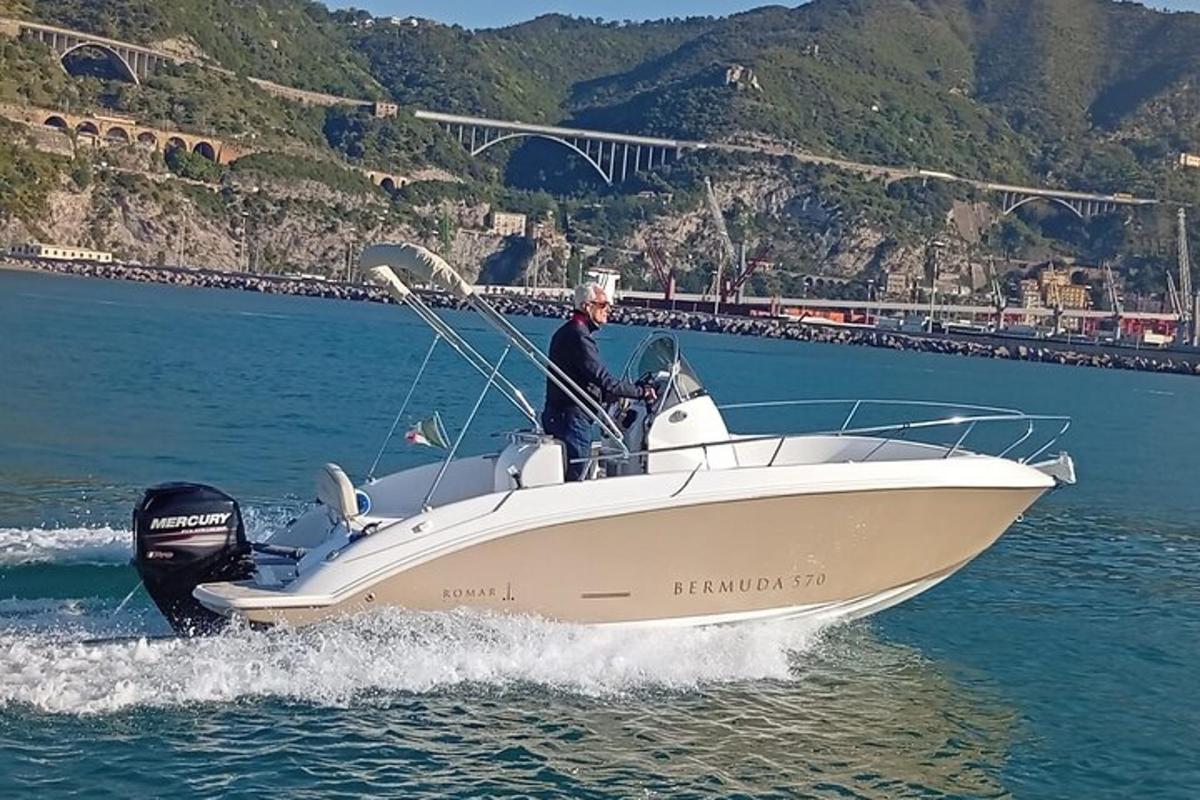 un uomo su un motoscafo in acqua