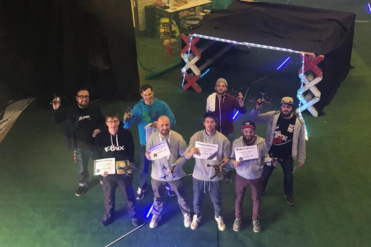 un grup de bărbați care pozează pentru o fotografie cu diplome
